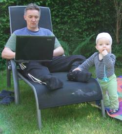 Sia und Tommi im Garten