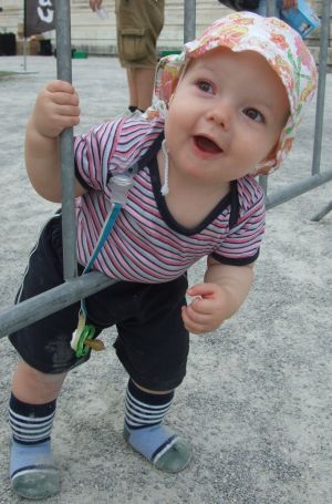 Spa&szlig; mit den Absperrgittern beim Sport-Festival am K&ouml;nigsplatz