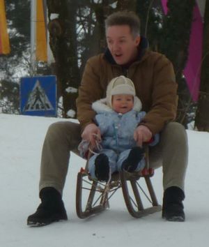 Papa und Tochter voller Begeisterung beim Schlittenfahren