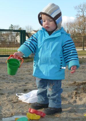 Auf dem Spielplatz in Unterhaching -- es sah w&auml;rmer aus, als es war...