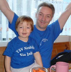 Tommi im Vereinstrikot und Sia in dem dazu passenden T-Shirt...