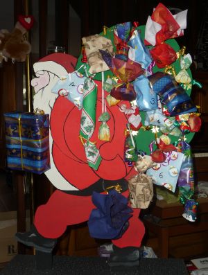 Sias Adventskalender, halb mit Kaufladen-Zubeh&ouml;r und halb mit S&uuml;&szlig;em gef&uuml;llt